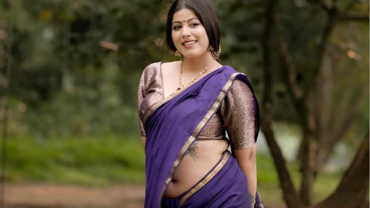 Selby scaria milky navel & thoppul exposed in blue saree..